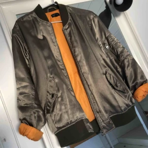 - Bomberjacka från topshop, har små slitningar här och där men inget stort. Grönare än vad bilderna visar. Strl 40/M. Exklusive frakt