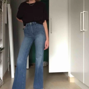  - Utsvängda jeans från H&M, avklippta längst ned