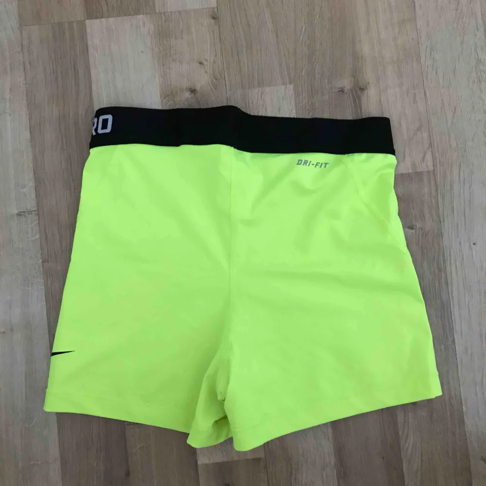 Neongröna hotpants från Nike. Små i storleken, använda en gång. Finns att hämta i Lund, annars står köparen för frakt 🐸. Shorts.