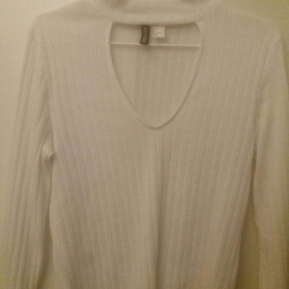Lång vit tröja med u-rigning framtill lite see trough men funkar bra med ett vit BH t.ex.. Tröjor & Koftor.