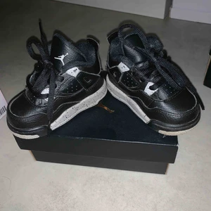  - Jordan 4 retro oreo, storlek 19,5 10cm. Använt 1-2 gånger fortfarande som ny. 
