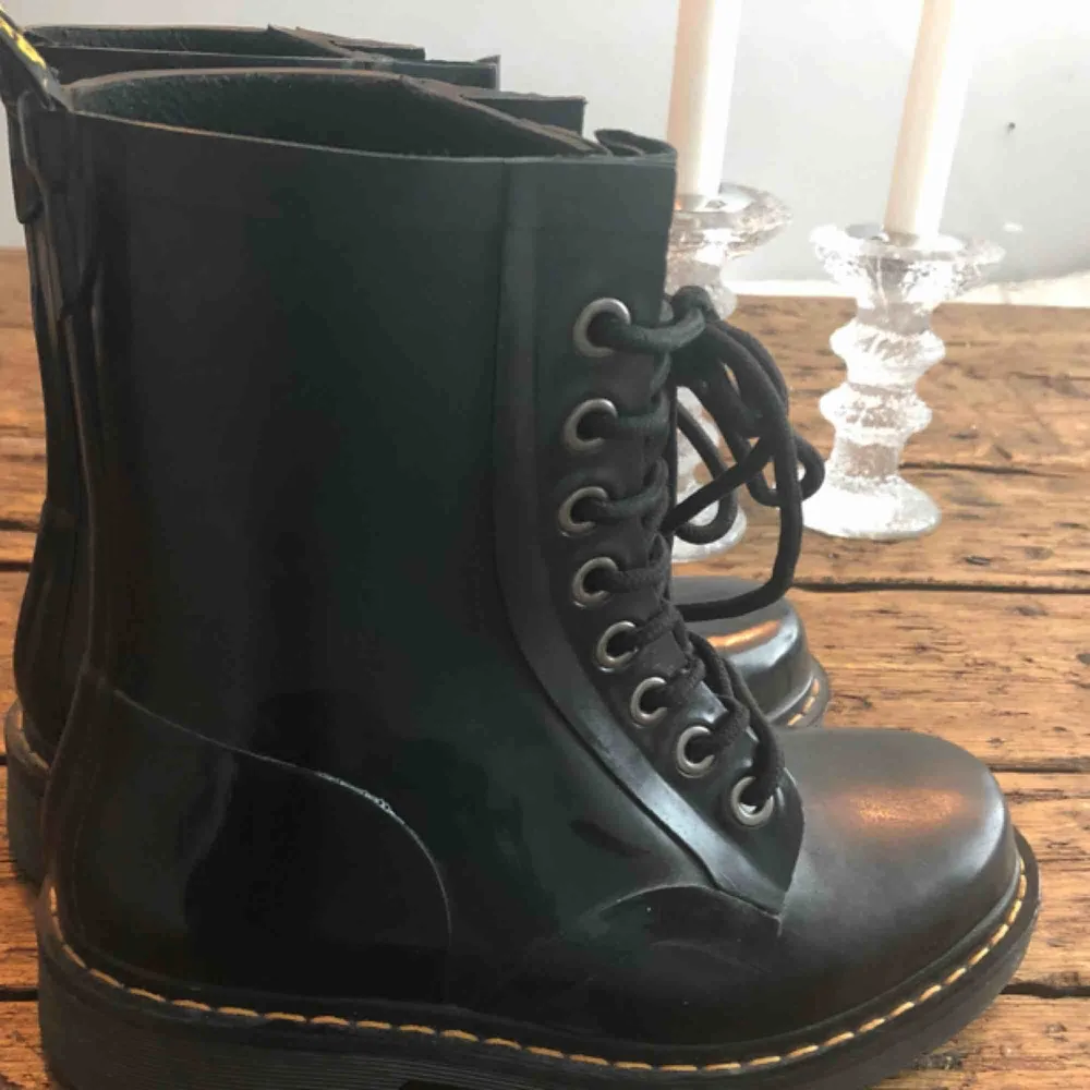 Dr. Martens i gummi. Oanvänd, så i nyskick!  Stl:37. Skor.