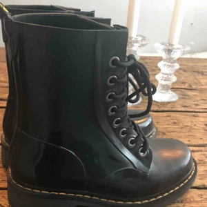  - Dr. Martens i gummi. Oanvänd, så i nyskick!  Stl:37