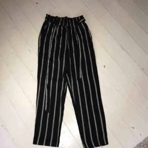  - Super snygga randiga byxor med knytning i midjan,helt oanvända ändats testade+köparen står för frakt🥰