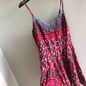  - Superfin klänning från Hollister med snörning i ryggen. (Frakt tillkommer)