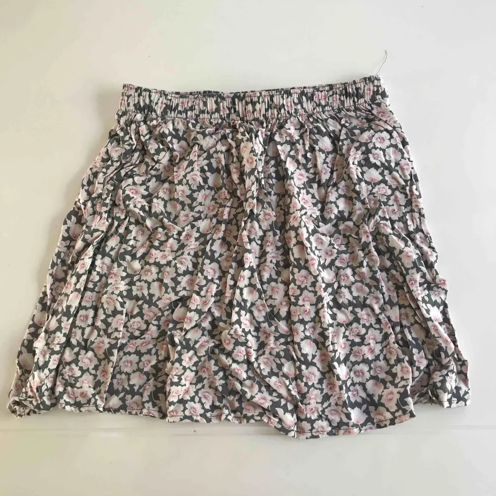 Söt blommig kjol från Hollister. Köpt i USA för några år sen. Lite kortare i modellen. Använd max 10 gånger. 100kr + leverans eller mötas upp i Linköping.. Kjolar.