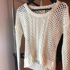  - This new knitted sweater is great for winter! :)  Selling coz its too small for me. Color: White Size: Small