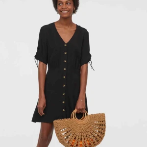  - Oanvänd klänning, storlek 36. Frakt ingår i priset. Kommer från ett djur och rökfritt hem 🌸