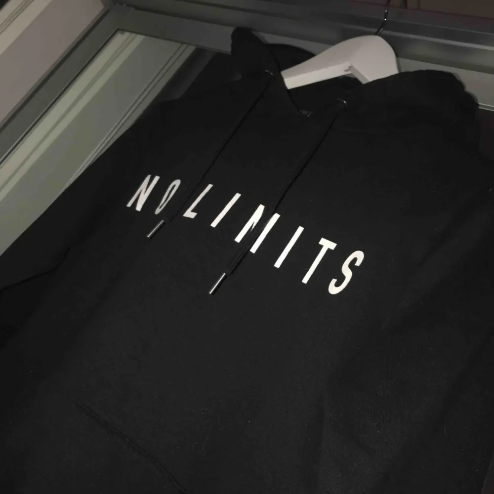 Svart hoodie med vit text ”no limits”🌹. Tröjor & Koftor.