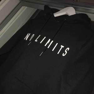 Svart hoodie med vit text ”no limits”🌹