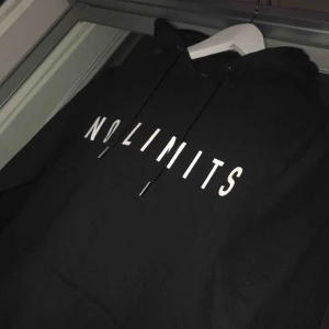  - Svart hoodie med vit text ”no limits”🌹