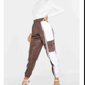  - Köpt från boohoo prislapp kvar. Säljs pågrund av att de inte passar mig