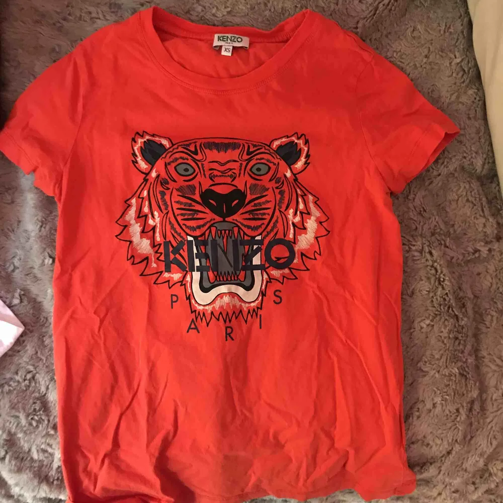 Orange kenzo t-shirt i storlek XS i mycket bra skick ( köpt på Kenzo NK helt äkta ). T-shirts.