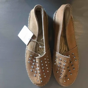  - Oanvända espradillos med nitar från Zara. Prislapp kvar! 
