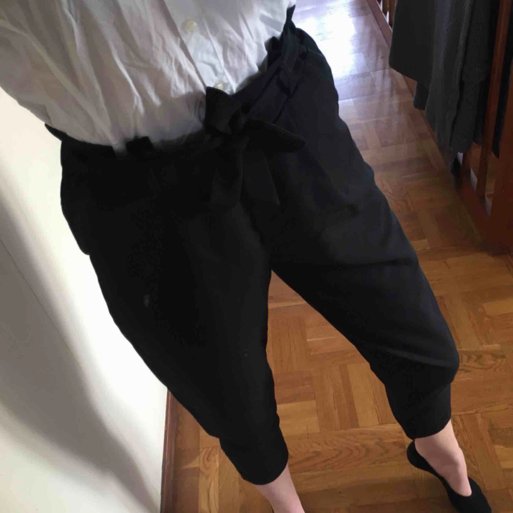 Svarta kostymbyxor med knytning i midjan. Väldigt snygga, aldrig använda då de är för korta i benen på mig som är lång. Kan frakta eller mötas i Stockholm!🌸. Jeans & Byxor.