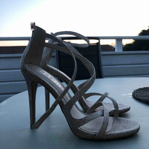  - Klackar använda 1 kväll. Kan posta men står inte för fraktkostnader 