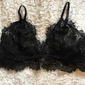  - Jätte söt spets bh ifrån NAKD. Storlek XXL men verkligen inte så stor i verkligheten , mer som en M-L. Endast testad ✨✨