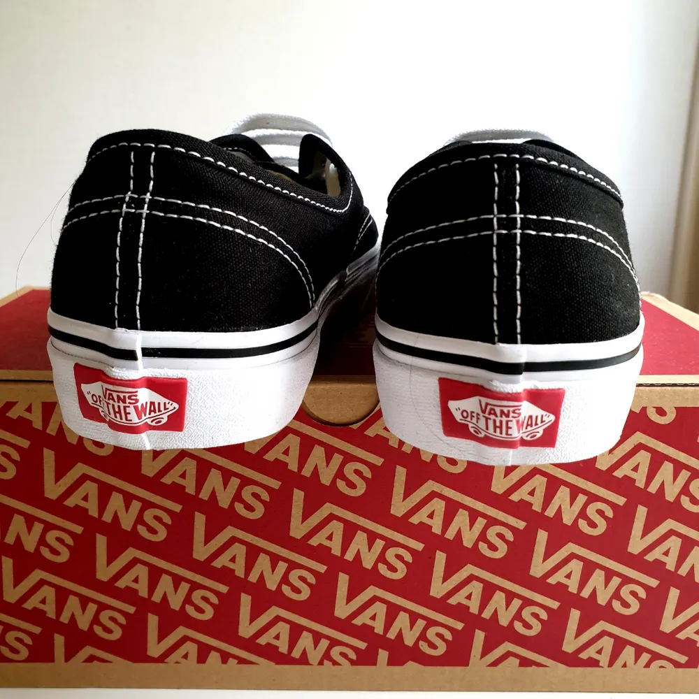 Brand new classic Vans! Have only tried them, so they can sell them. Size EU37, UK4.5, CM23.5.. Skor.