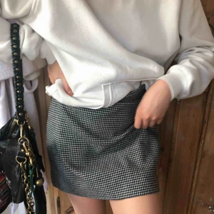  - En kort kjol från And Other Stories. Med ett svartvitt rutigt mönster. Helt oanvänd. Bra kvalite och i 100% nyskick. 