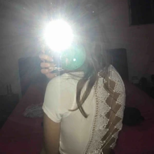  - Väldigt fin vit crop top med spets i ryggen och snörning. Helt oanvänd och säljer den för att den är för liten på mig. Den har bara legat i garderoben. Storlek XS men kan även passa S eftersom man kan reglera banden där bak :) 