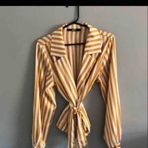  - Helt ny blus från BikBok , storlek M .  Frakt tillkommer på 36 kr 
