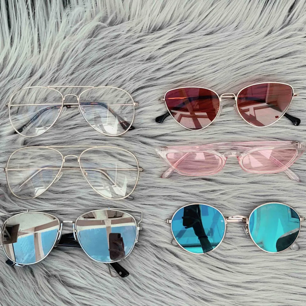 Säljer flera olika solglasögon! 50kr styck för dem på vänstra raden, och 100kr st för de på högra. Frakt ingår🦋   DE ROSA & RÖDA ÄR SÅLDA!. Accessoarer.