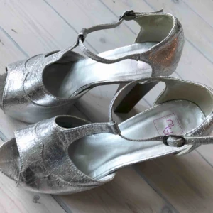  - Höga silvriga skor från Nelly med träklack. Använda 1-2 ggr. 