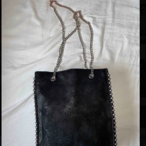  - Kedjaväska, läder immitation 