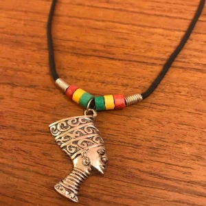  - Snyggt halsband med rasta eller Etiopiska färgerna. 20:- inkl frakt! 