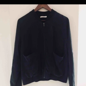  - Snygg jacka från märket Wera Stockholm. Fint skick.  Nypris: 700kr. Jag bjuder på fraktkostnaden. 💌Hör gärna av dig vid eventuella frågor 💁🏻‍♀️