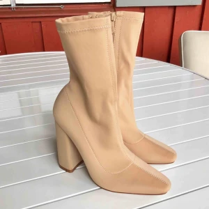  - As snygga beiga klackar som är helt oanvända! Hoppas hitta någon annan som har mer användning för dem! :) 