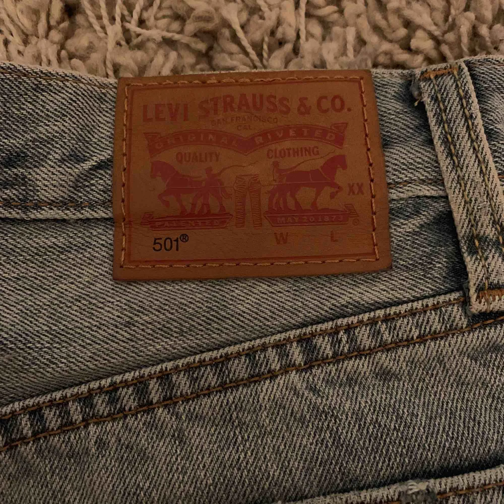 Levis shorts modell 501, använda endast ca 2ggr.  Hämtas på Södermalm i Stockholm eller skickas då köparen betalar frakt. Shorts.