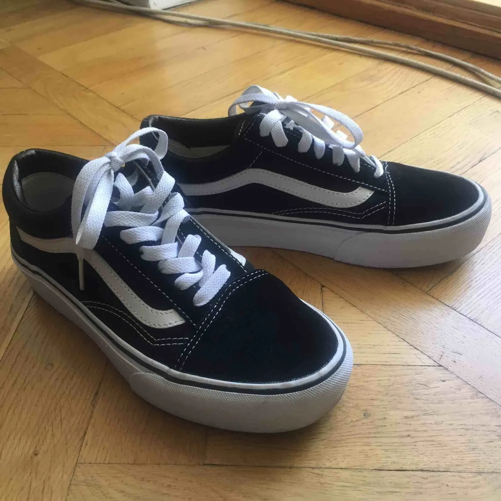 Vans old skool med platå. Använda 2ggr och super fräscha - som nya! . Skor.