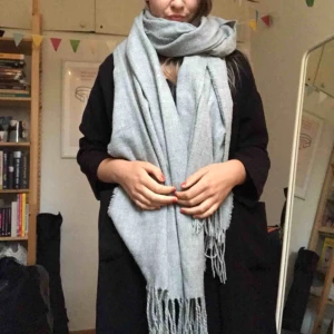  - Grå halsduk från monki