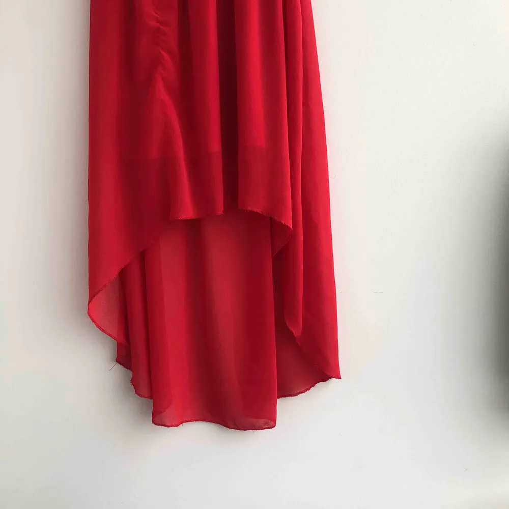 En röd och julig klänning som också kan användas på sommaren. Lite längre där bak och bekvämt tyg. Aldrig använd eftersom den är för stor.. Klänningar.