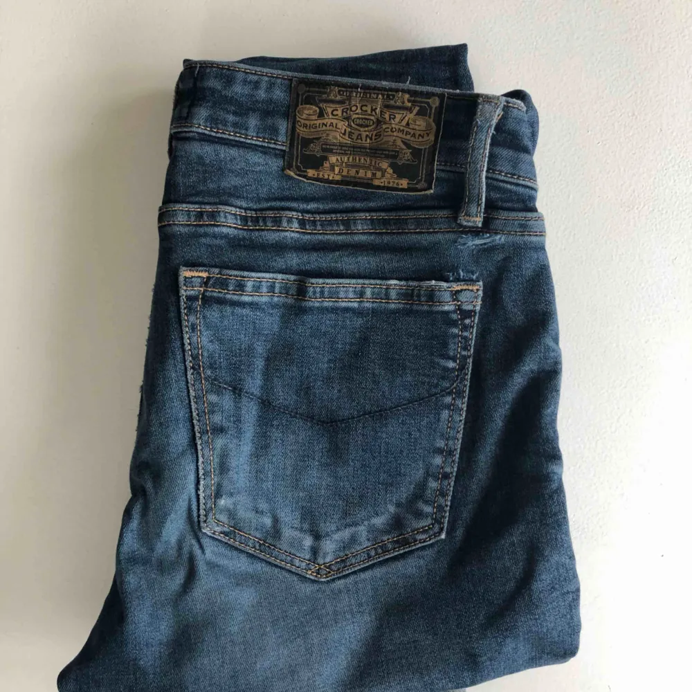 Blå jeans från Crocker! Köpta på JC för 600kr använda 2 gånger då dom är för små för mig:(  Superfin färg, svårt att få på bild... frakt tillkommer vet dock inte hur mycket än. Jeans & Byxor.