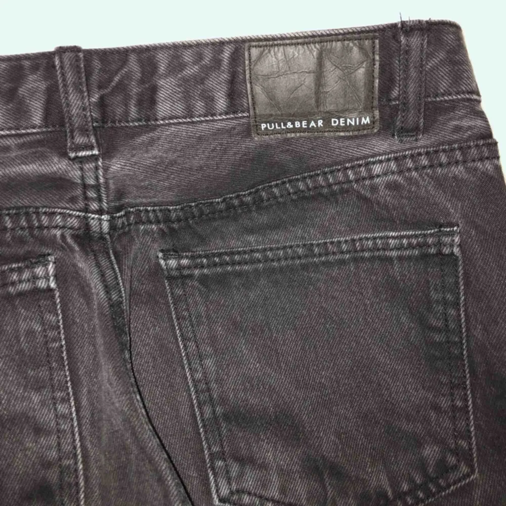 Ett par knappt använda skitsnygga mom jeans från Pull and Bear. Tvätten är lite flamrig vilket är skitnajs, de är bara för små för mig😩 Passa på att köpa!!!. Jeans & Byxor.