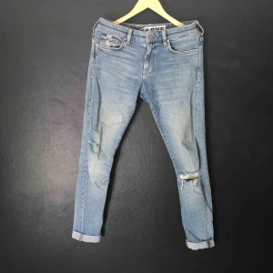  - Karve-jeans i begagnat skick. Nypris ca 800. 