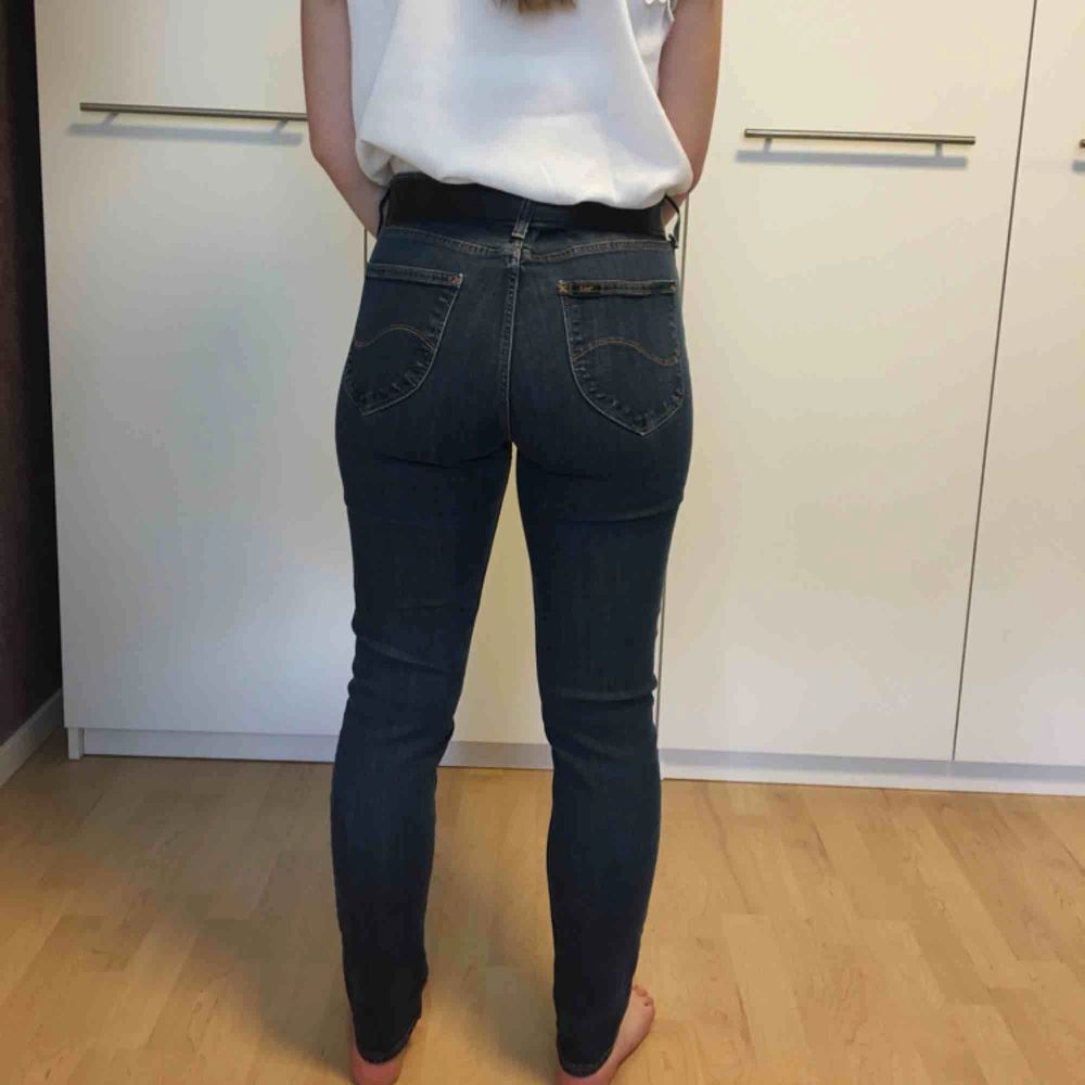 Lee jeans i modellen Scarlett. W32 L31, jag på bilden är 160cm❣️. Jeans & Byxor.