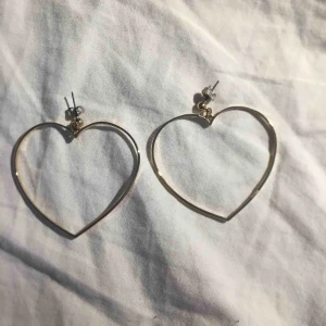  - ett par hjärtformade hoops köpta på monki för ett tag sedan, köparen står för frakten
