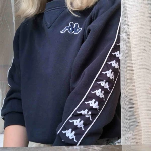  - Gullig mörkblå kappa tröja, kortare i ärmarna och lång modell men med snören längst ner så man kan dra in den så den blir normal lång! Frakt kan tillkomma💕