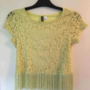  - Ljusgul topp i storlek S, använd fåtal gånger