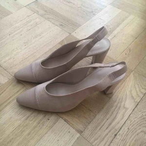  - Använda en gång till examen! Super snygga och klassiska nude heels! Snygg Mango påse medföljer. Skriv ifall du vill se dom på 🌟