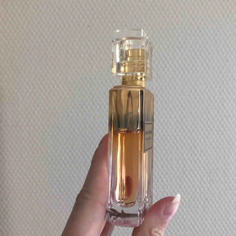 Parfym från Givenchy. Flaskan är på 30ml, se på andra bilden vad som finns kvar :). Övrigt.