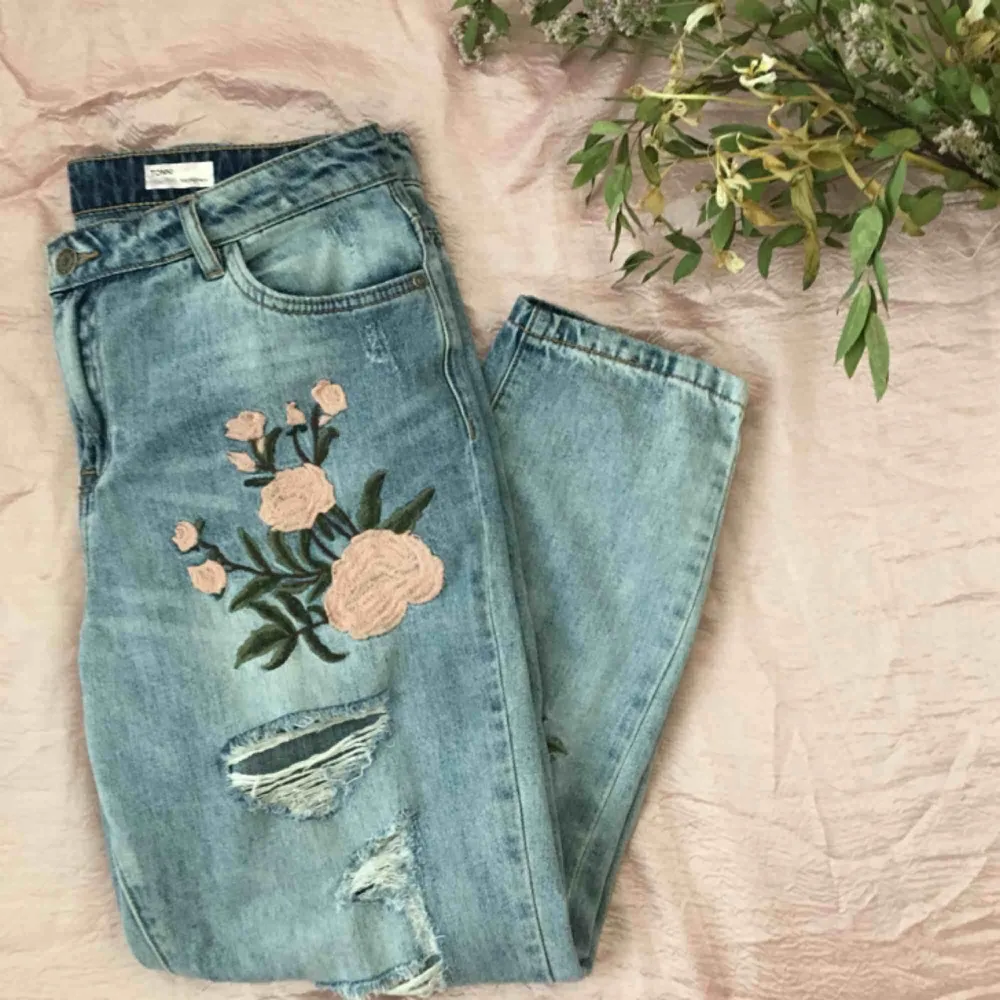 Endast testade jeans med blommotiv fint broderade. . Jeans & Byxor.