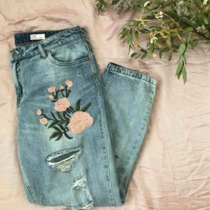  - Endast testade jeans med blommotiv fint broderade. 