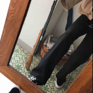 - Yoko jeans från monki, använt typ 7 gånger. Minsta storleken, sitter ganska tight vid höfterna men annars super fina! Kan mötas upp i Lund eller Malmö. Men går även bra att skicka genom posten. 