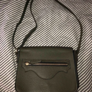  - Jättefin grön (!!) väska i läderimitation. Bandet går att justera längden på!! Fraktkostnad tillkommer