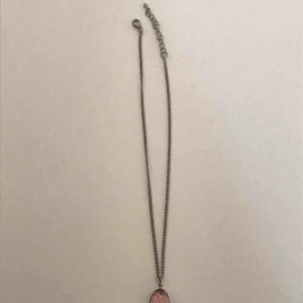 Jätte fint silver halsband med rosa sten som hänger! Stenen skiftar lite i färger i med är i ljus rosa. Kedjan är i normal längd, använd max 2 gånger. Nyskick! . Accessoarer.