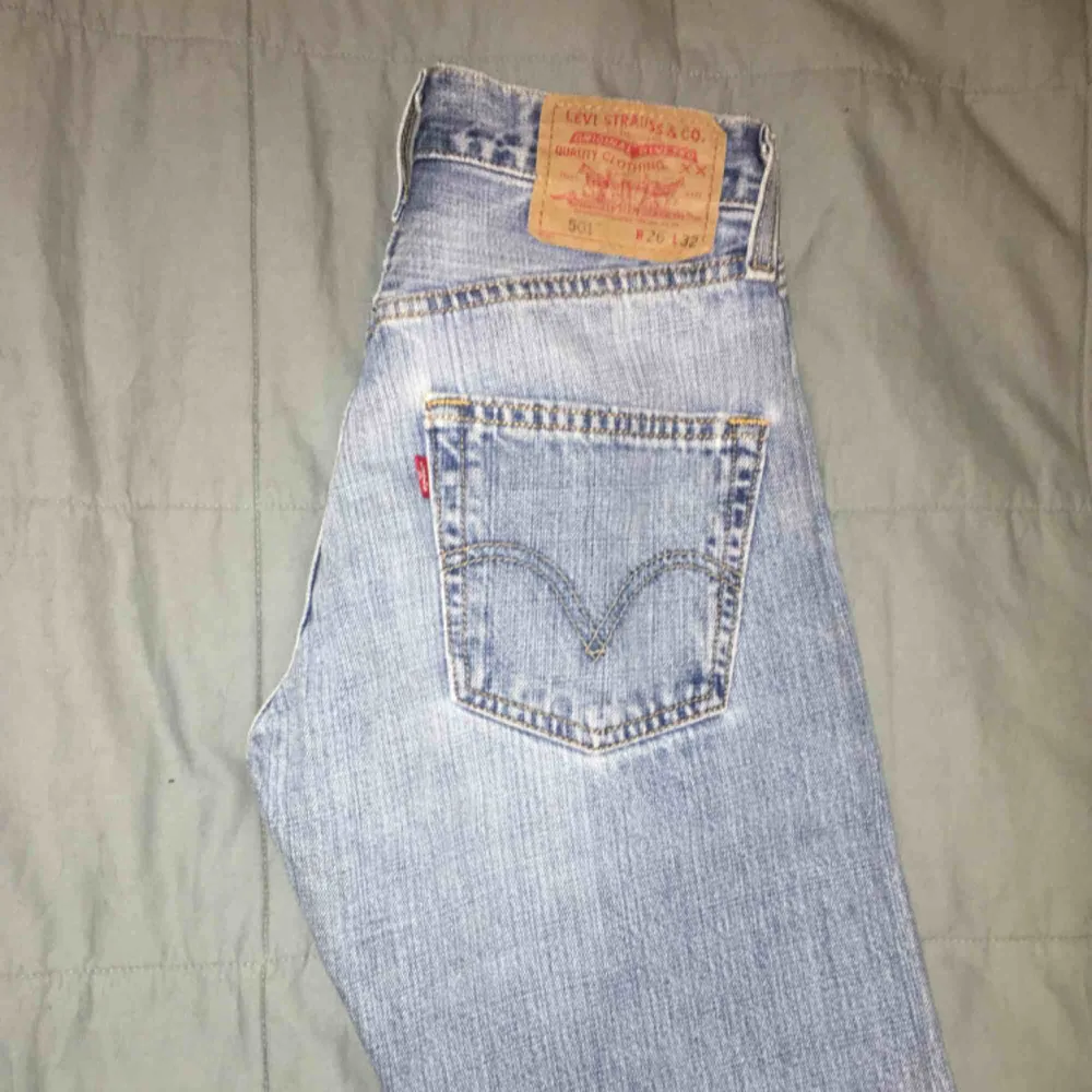 Superfina levis jeans, modellen 501. Köpta här på plick men är i superfint skick. Köparen står för frakt men kan även mötas upp i Stockholm eller Uppsala🥰. Jeans & Byxor.